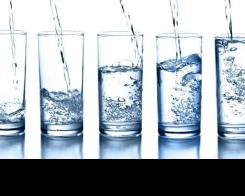 10 motive pentru a bea mai multă apă