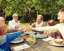 Cum aşezi oaspeţii la masă