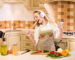 Găteşte pe acorduri de muzică. Acest playlist îţi va transforma gătitul într-o activitate şi mai frumoasă