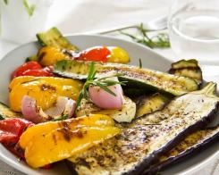 Mâncăruri de legume cu ulei de măsline și ulei de susan