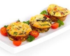 Mini omlete cu legume în forme de brioșe