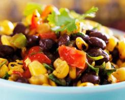 Jucați-vă cu toate culorile: o salată cu fasole roșie, porumb, și ardei verde