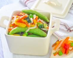 Combinând legume conservate și proaspete în salate mixte