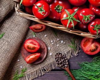 Escaldar tomates para pelarlos