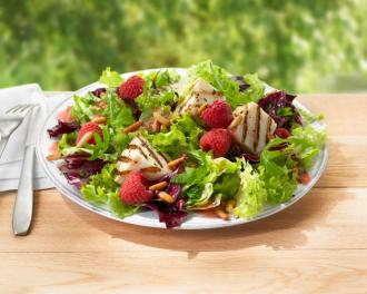 Ensalada de frutos rojos con salsa de mostaza y miel